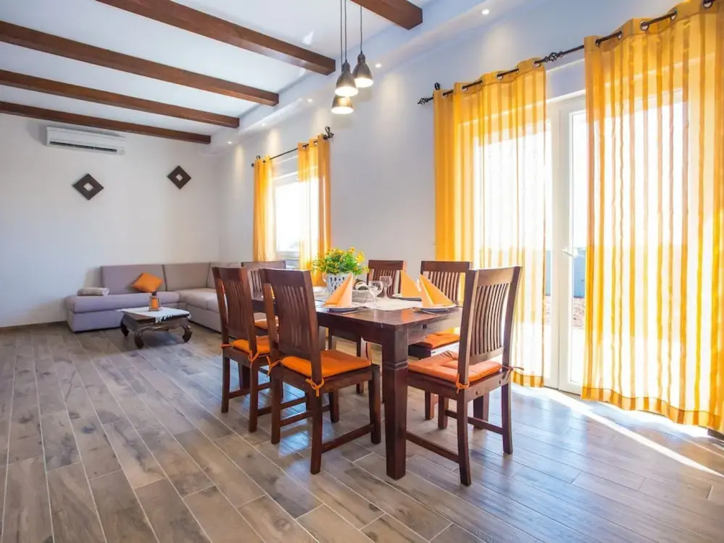 Villa With Large Garden and Pool, Ideal for 8 People, Only 10 Minutes Pula