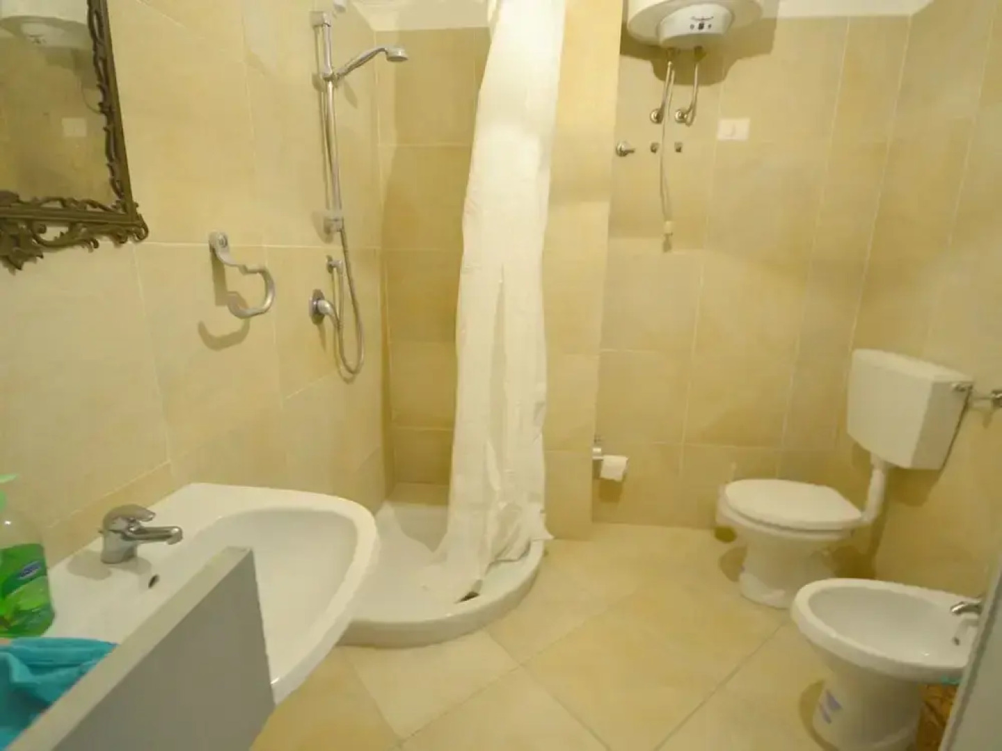 House Overlooking the Valley With a Barbecue on the Cool and Breezy Terrace