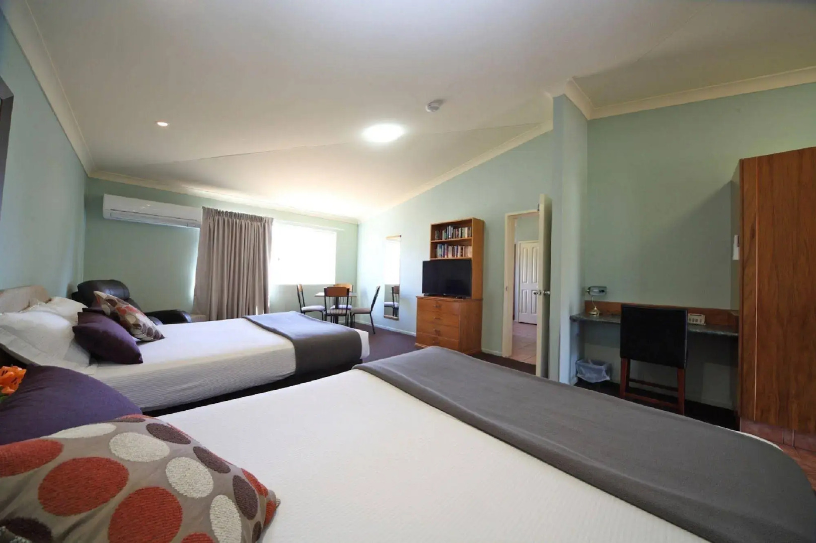 Emerald Explorers Inn