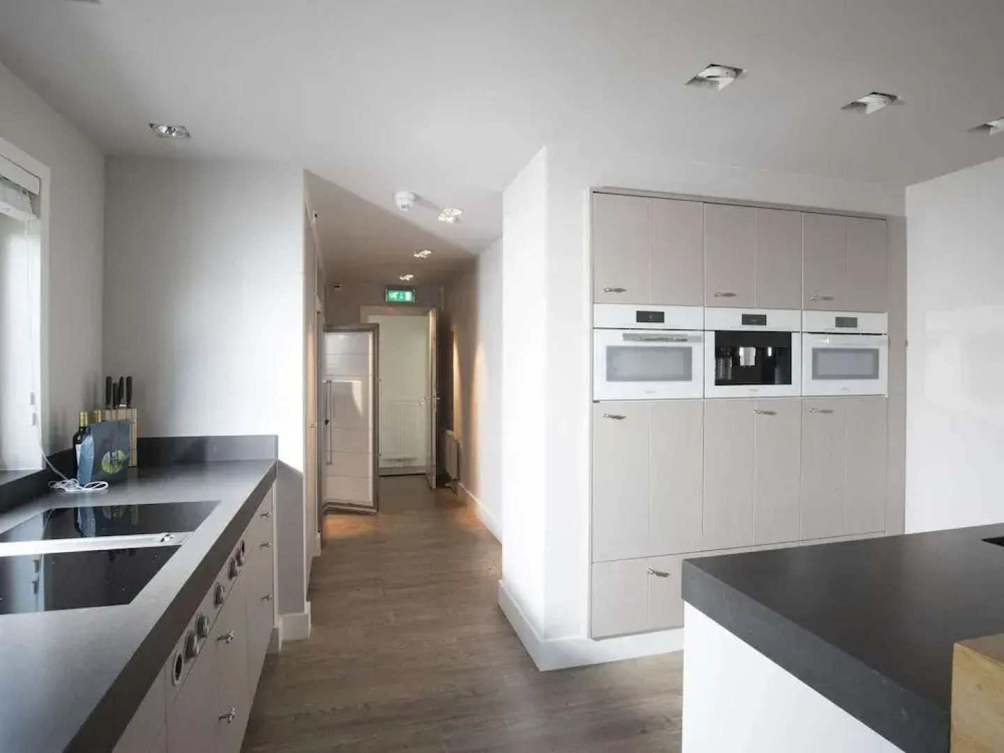 Luxury Villa With Outdoor Kitchen and Lake View