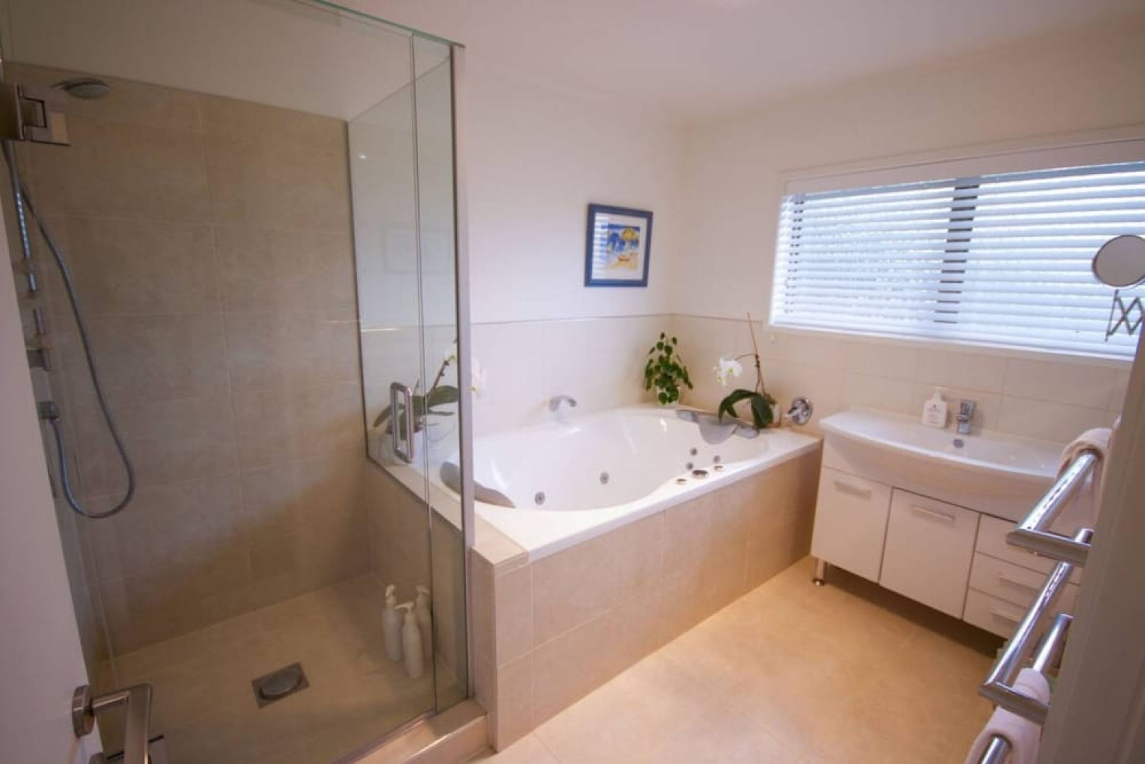 Bright 2 Bedroom Home in East Auckland