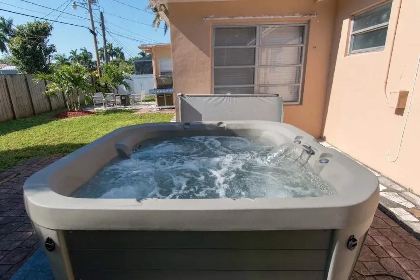 Comfortable Luxurious Home with Hot Tub, Near the Beach