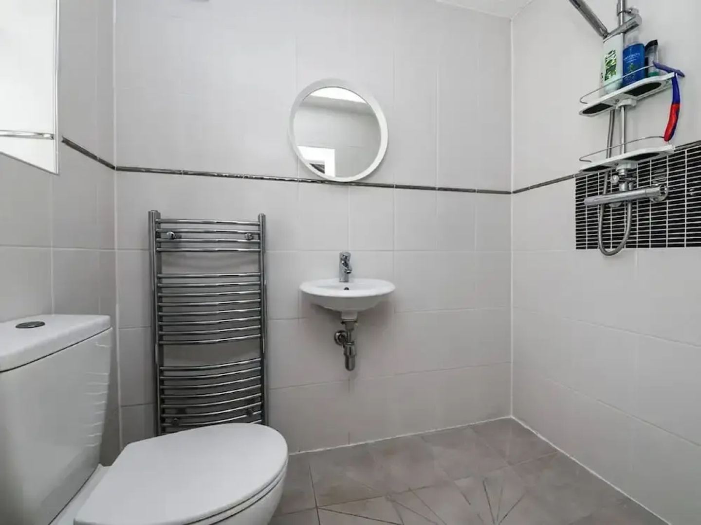 Spacious 3bed Property With Parking Large Garden