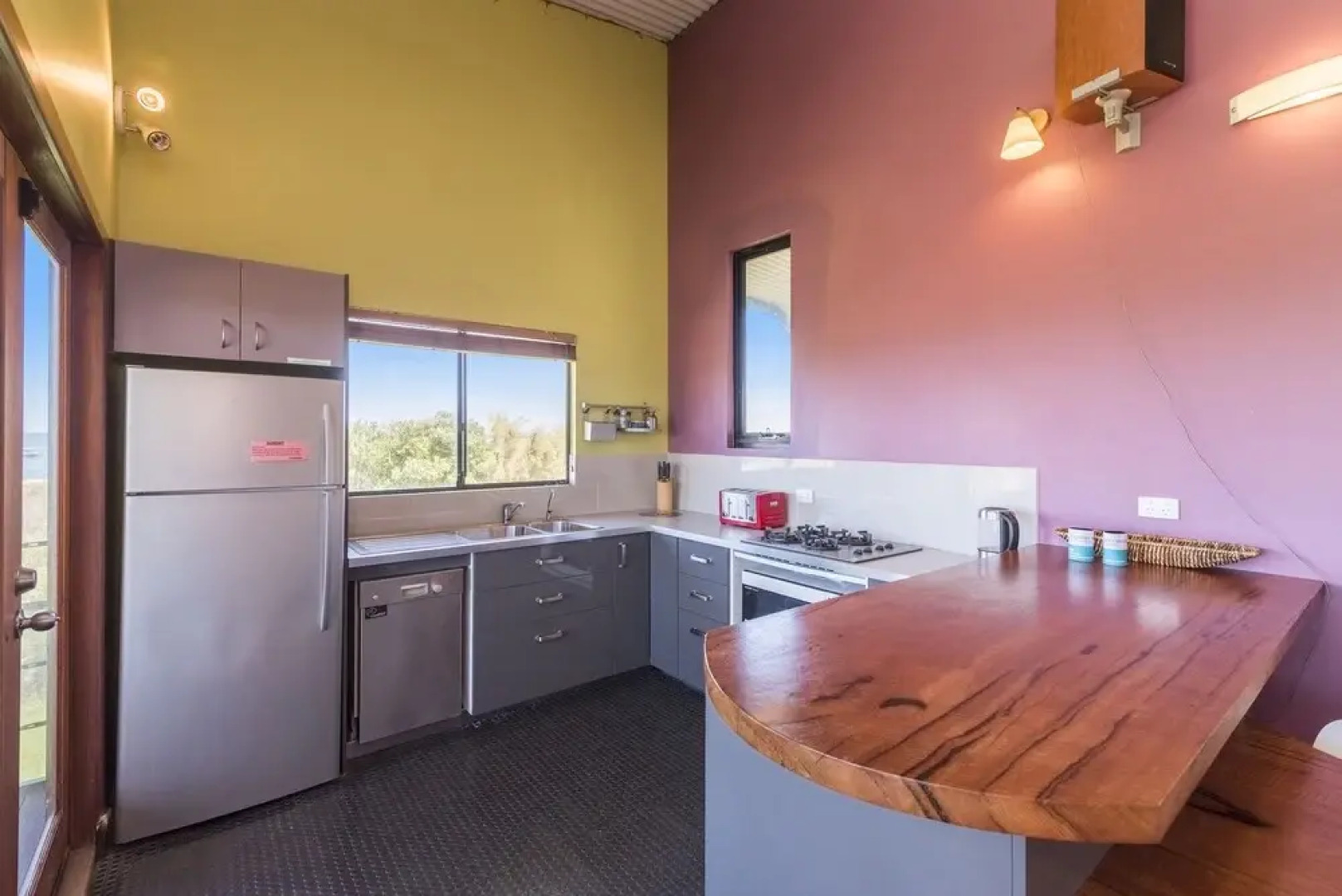 Wave House - Beach Front Lancelin