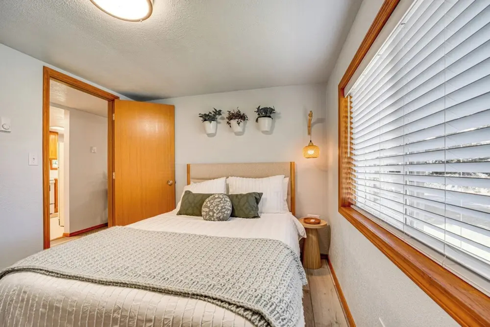 9 Mi to The Gorge: Updated Retreat w/ Yard!