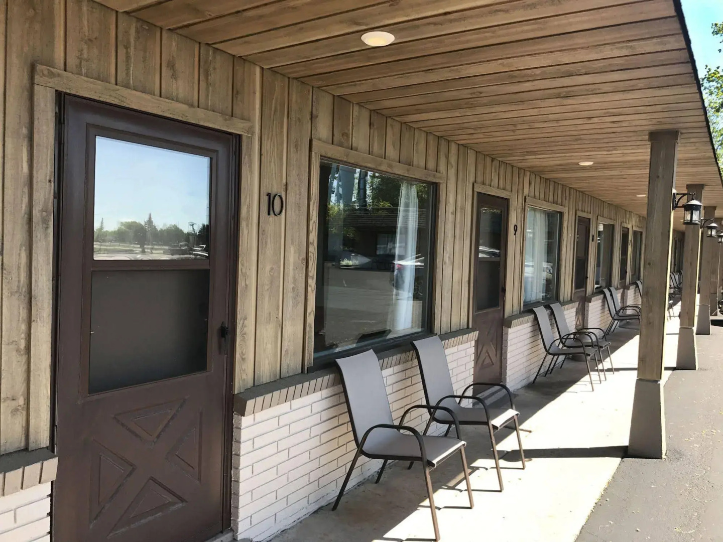 Aqua Aire Inn & Suites