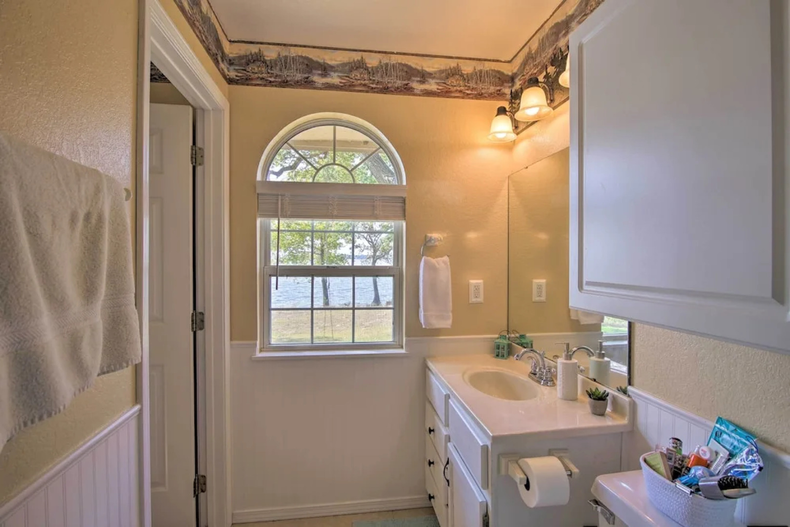 Shared Boat Ramp: Waterfront Home in Grove