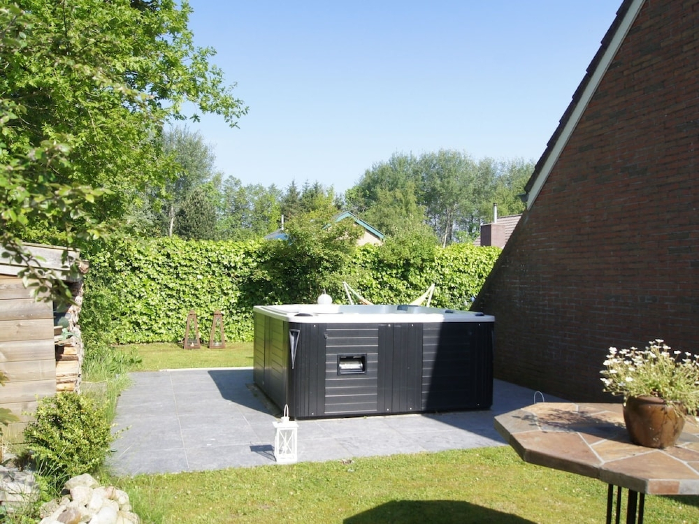 Cozy Holiday Home with Hot Tub in Lauwersoog by Lake