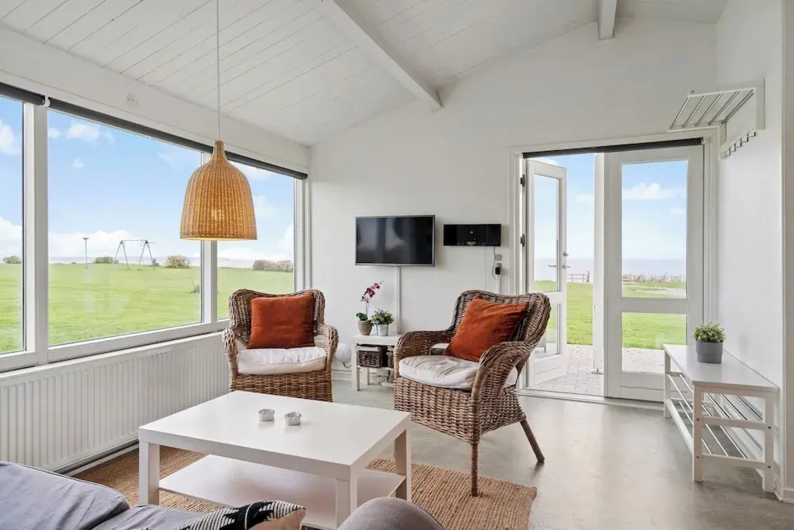 Charming 2-bedroom 12H Ocean Retreat, Summerhouse