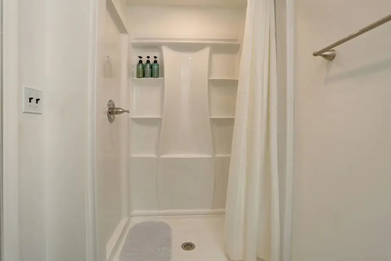 Woodstock Getaway w/ Hot Tub ~ 2 Mi to Dtwn!