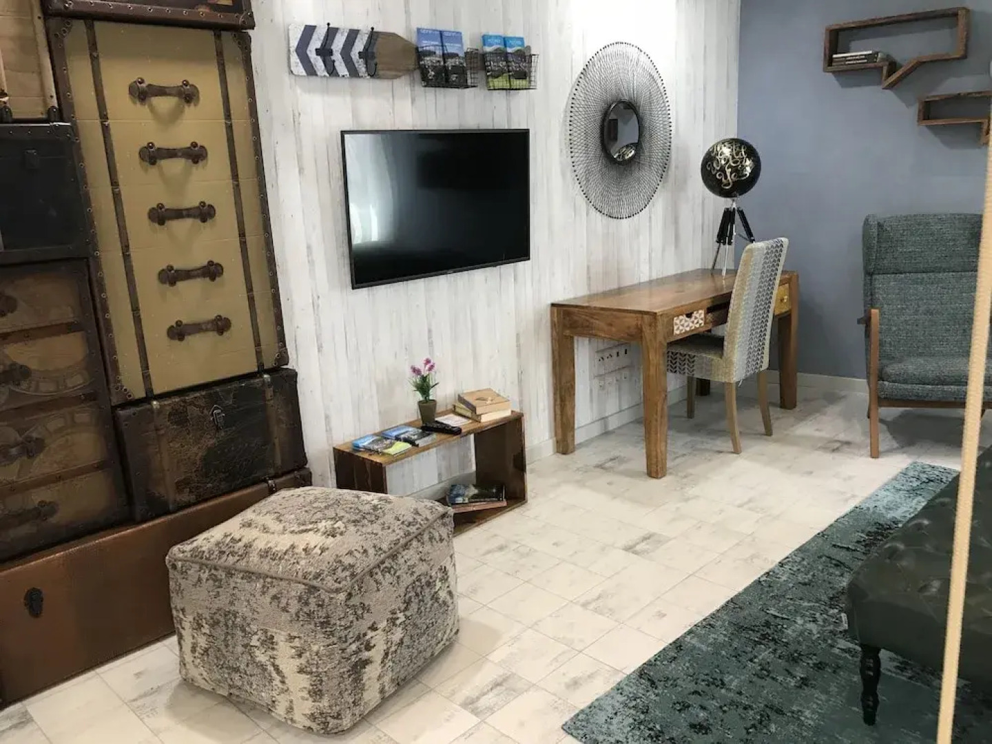 Royal Beach Hostel & Suites