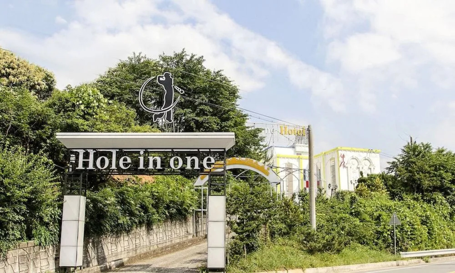 Hole in one Hotel