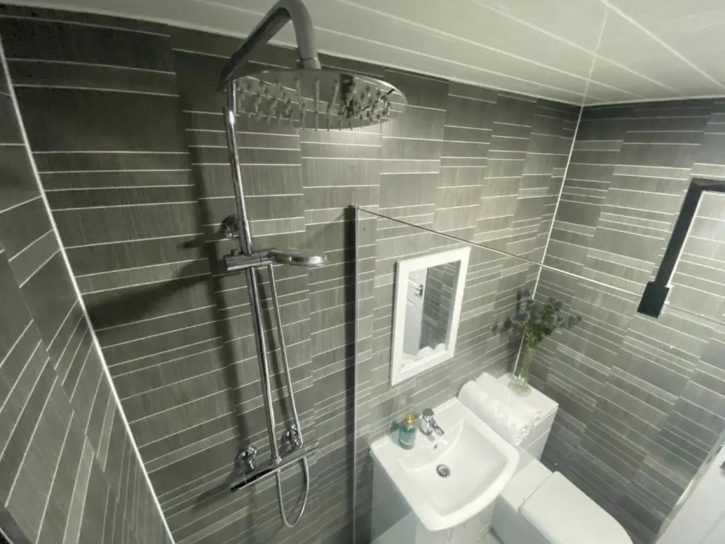 Stunning 4-bedroom Cabin With Hot Tub in Beattock!