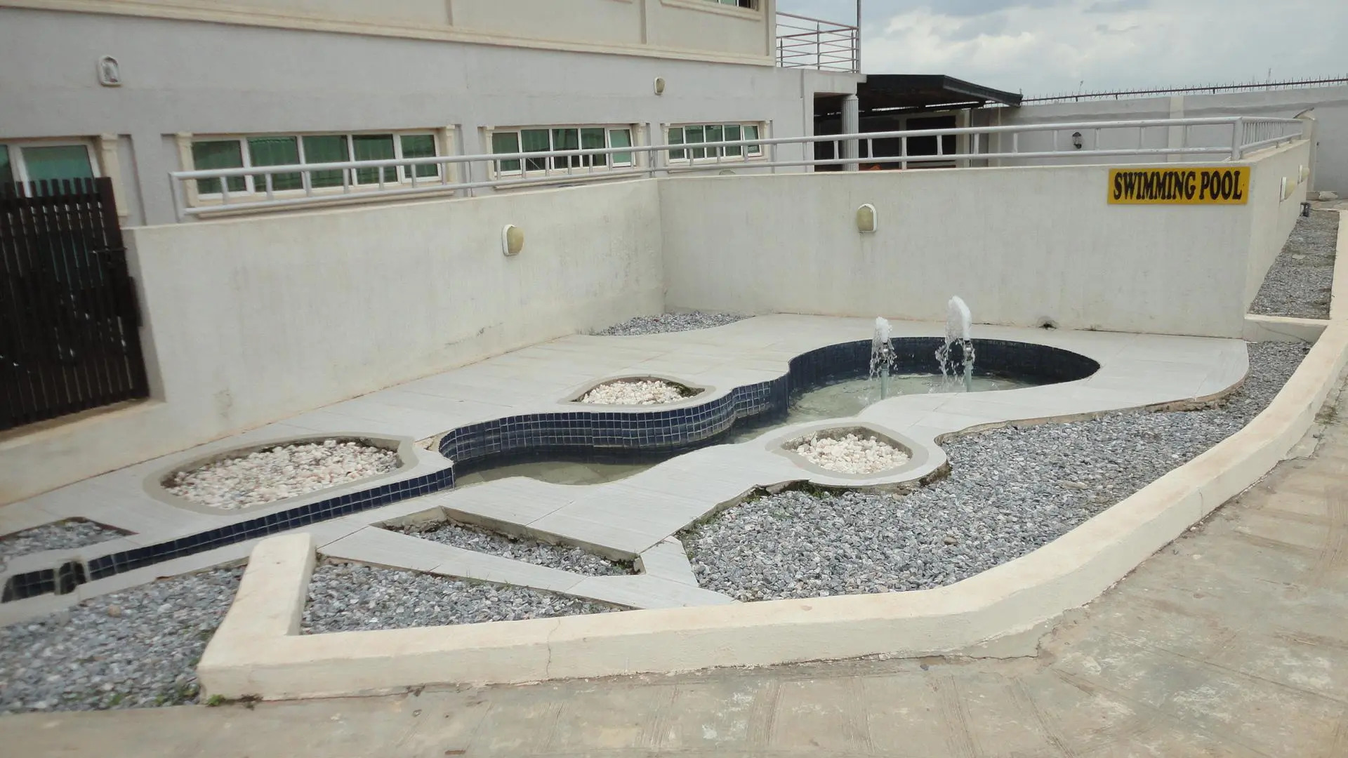 Moongate Hotel and Suites, Obantoko