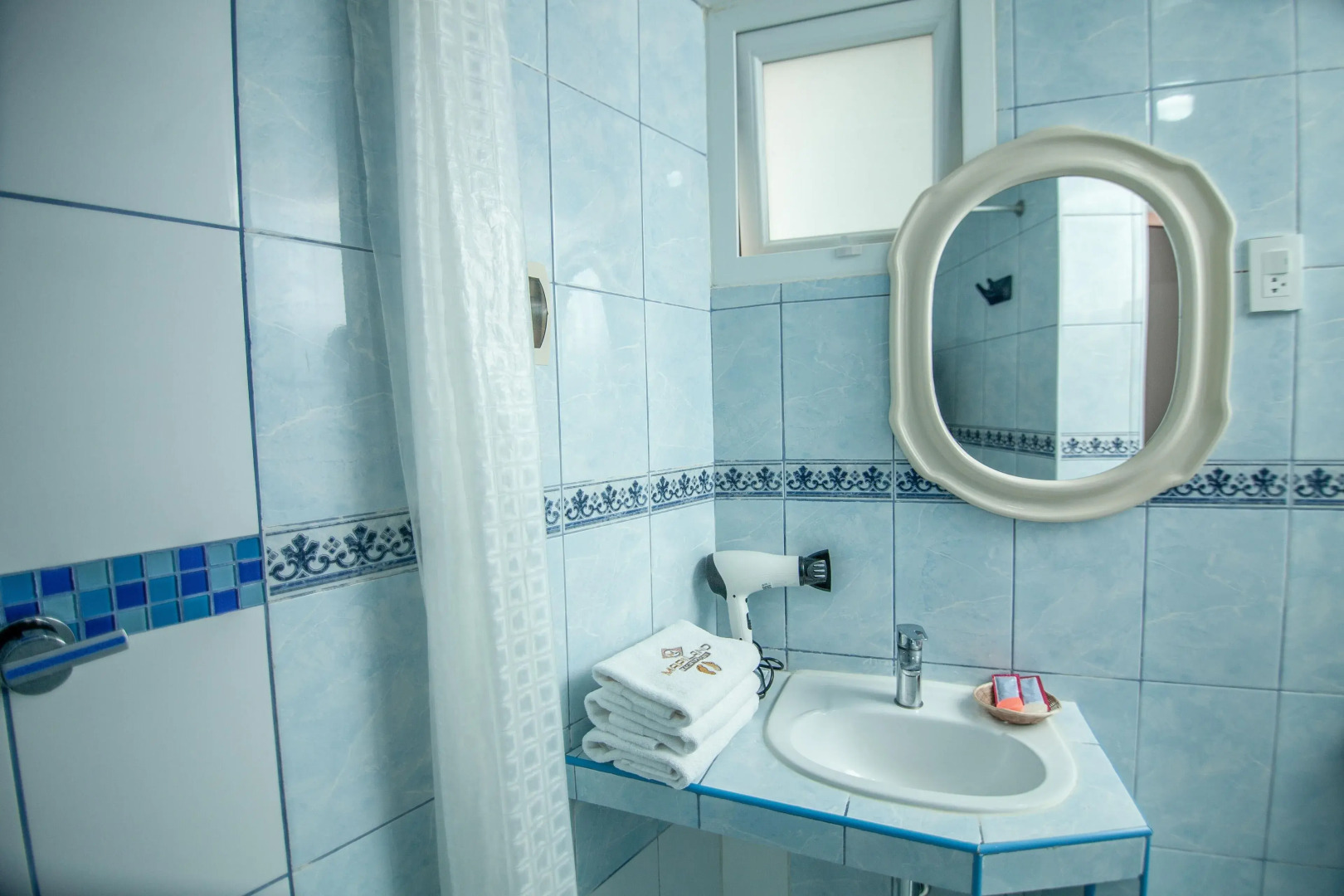 MAPILAND-Hotel Boutique. a unos pasos de la estación de tren y de autobus. Con vista al río y a las montañas