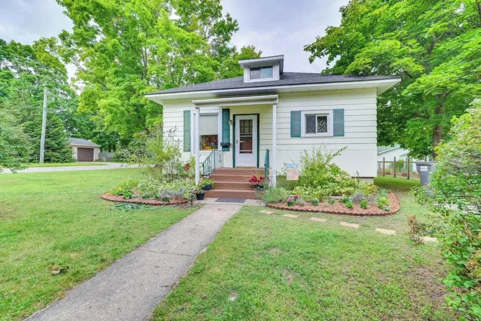 Walk to Lake Michigan: Pet-friendly Charlevoix Gem