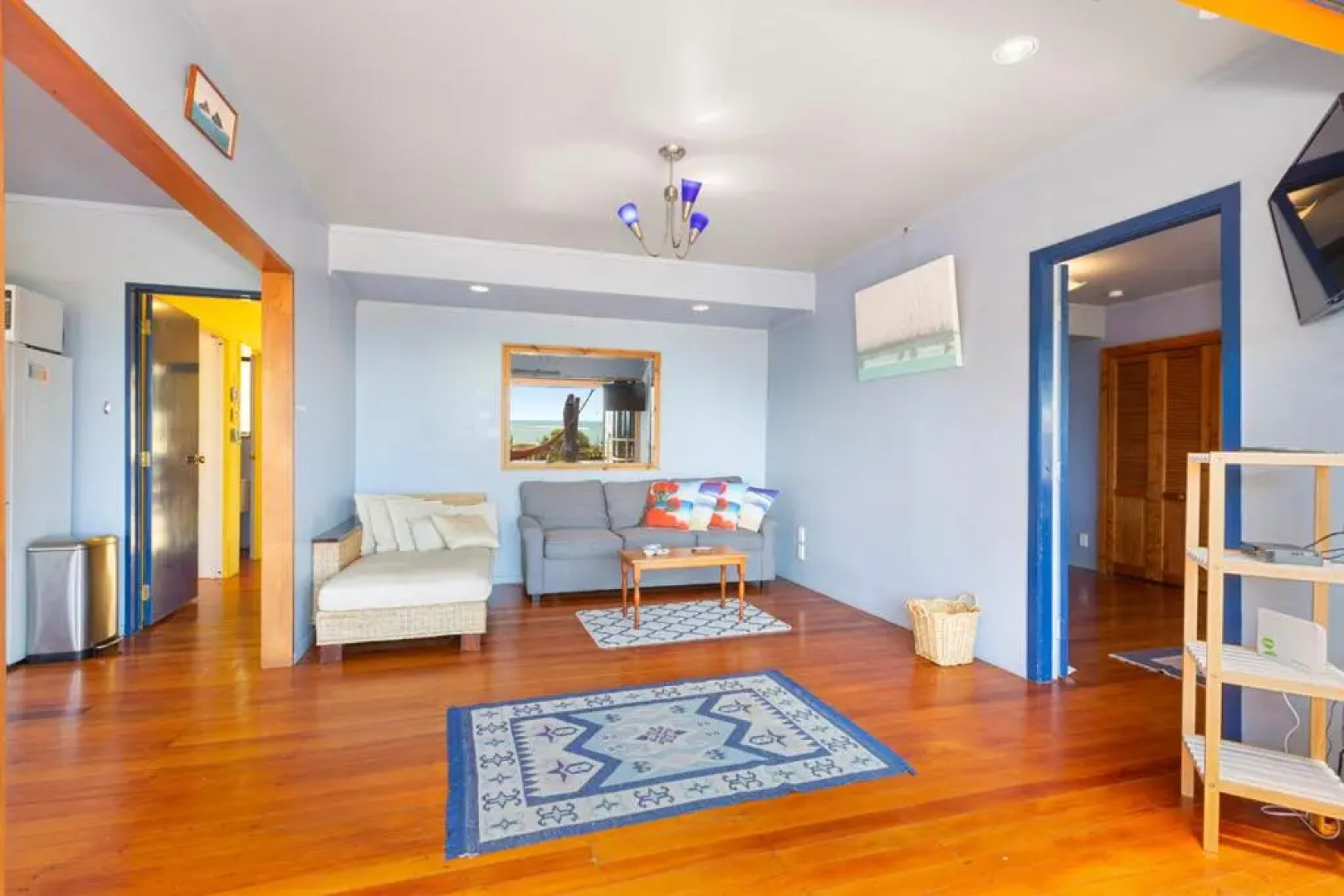 The Big Round Window - Raglan Holiday Home
