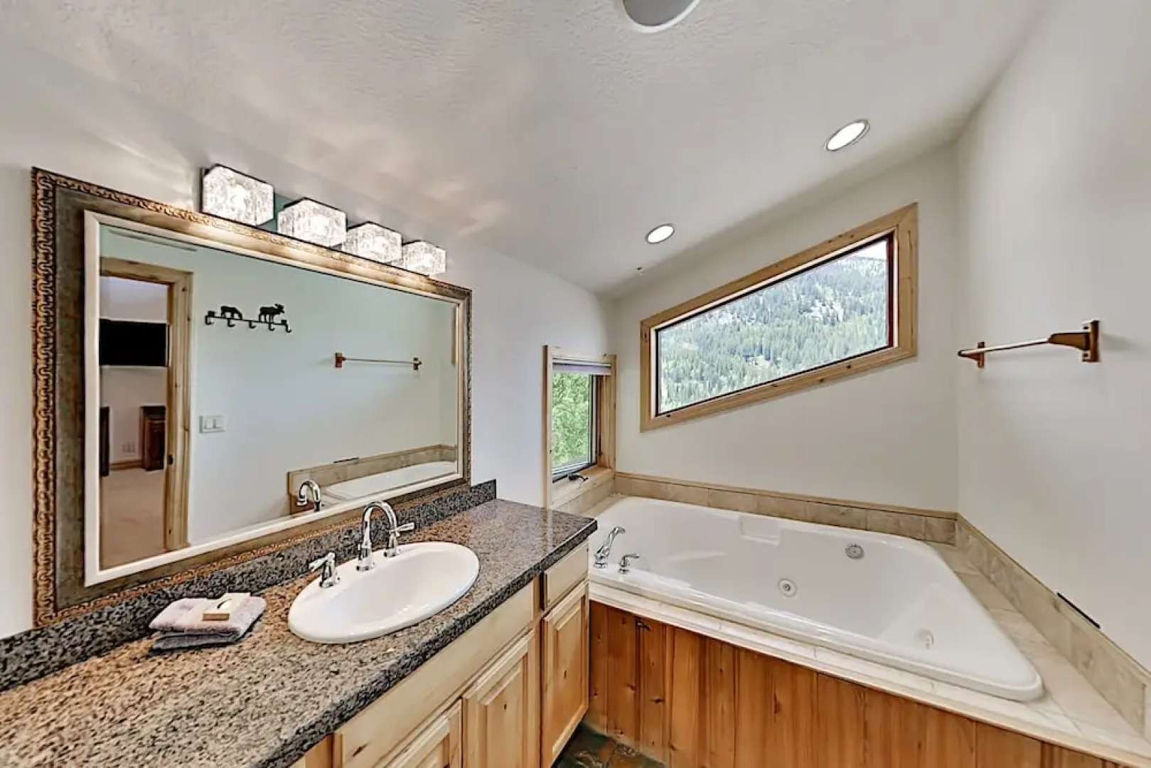 Epic Mountain Lodge Hideaway W/ Fireplaces & Deck 4 Bedroom Home