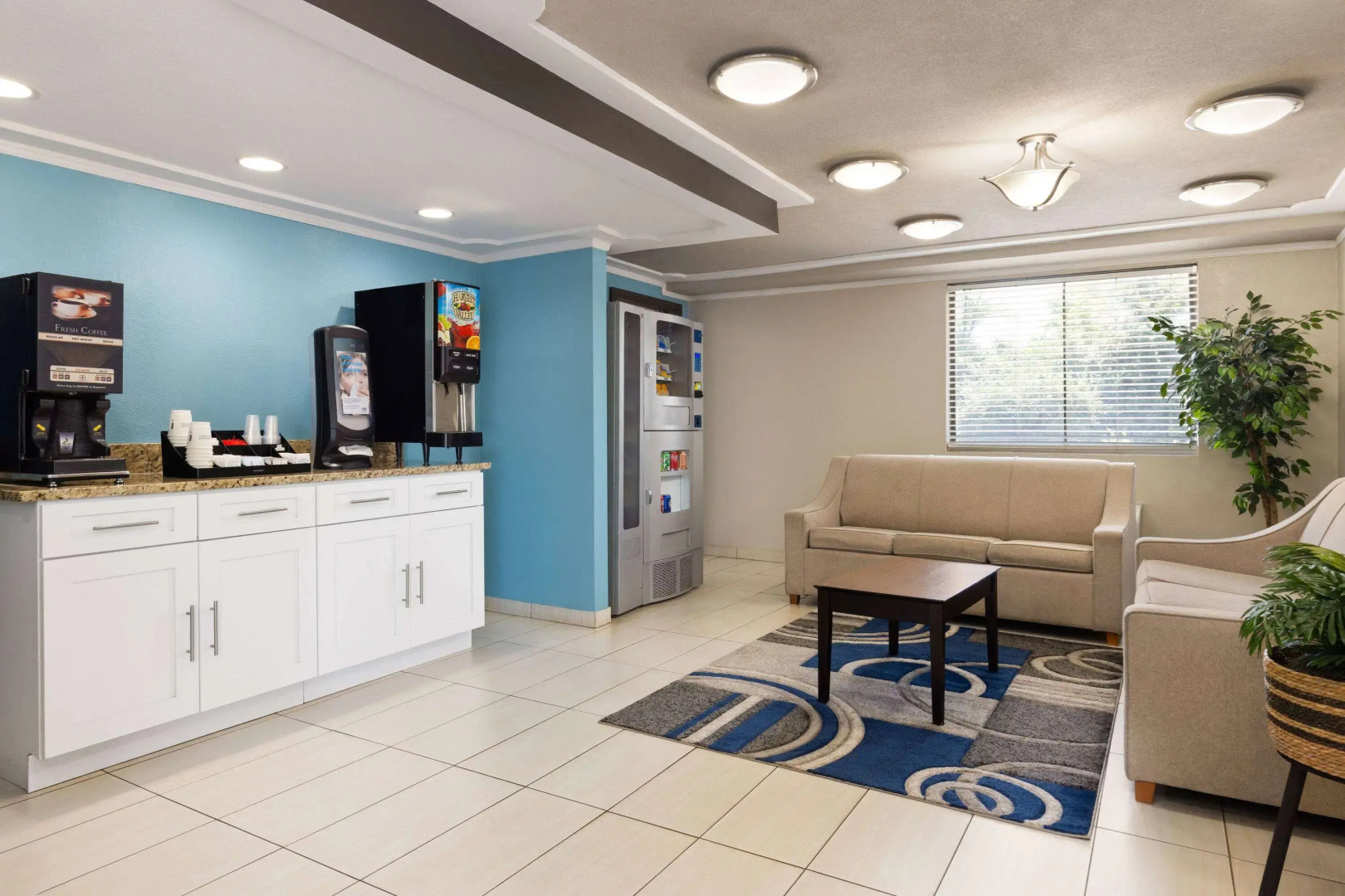 Days Inn & Suites by Wyndham Indianapolis Airport East