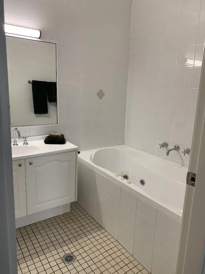 Hamilton's Henry Parkes Motor Inn, Parkes