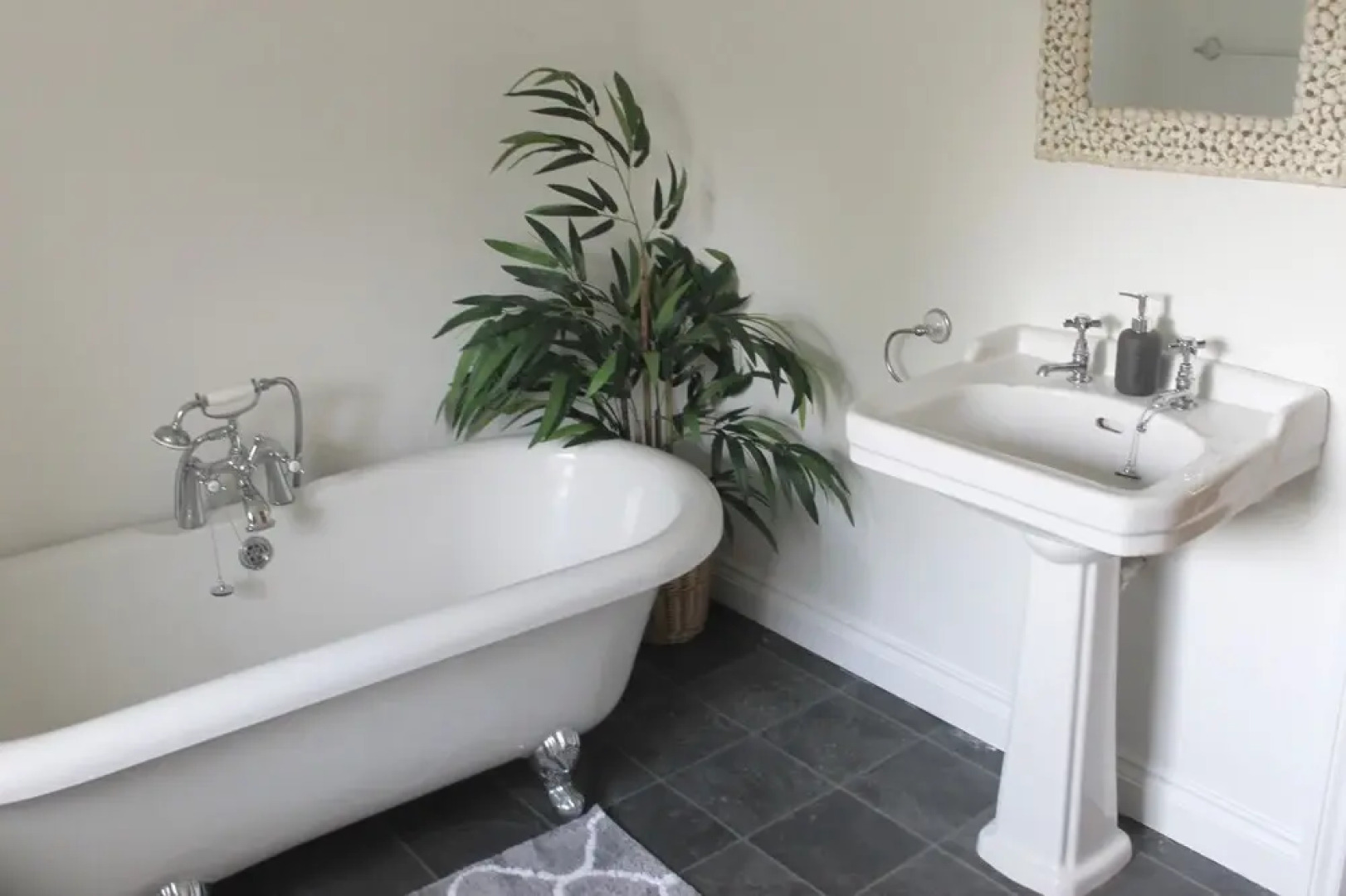 Brackendale Luxury Townhouse, hot Tub,sauna, Games