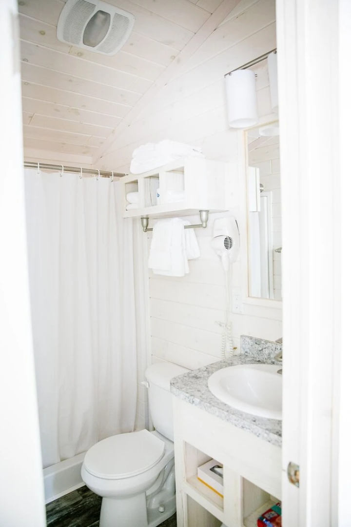 Lakefront Property Two Bedroom Cabin #31 at Long Cove Resort by Redawning