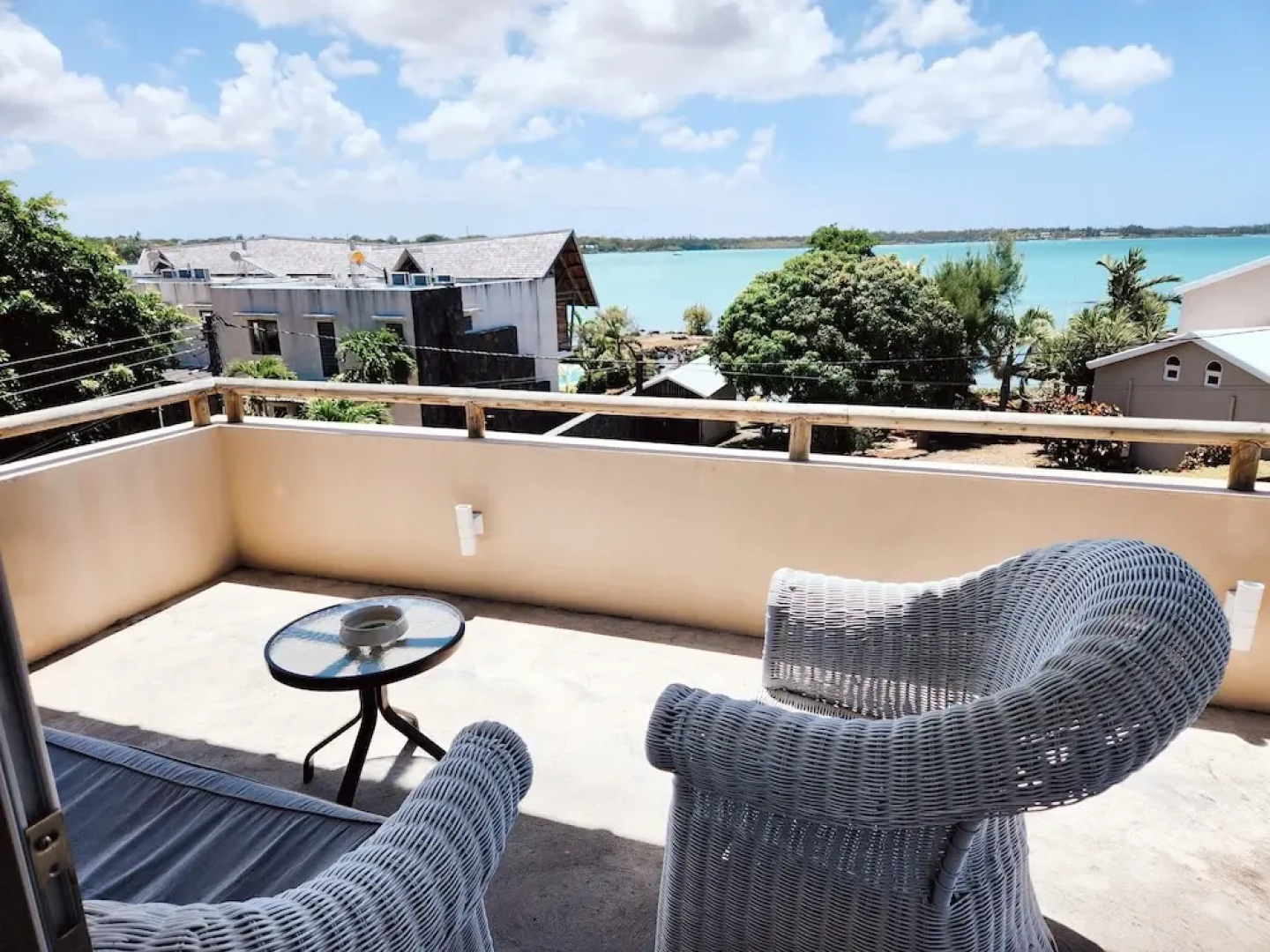 Luxury beachfront villa with private pool and cozy Pavillon with private jacuzzi on rooftop terrace