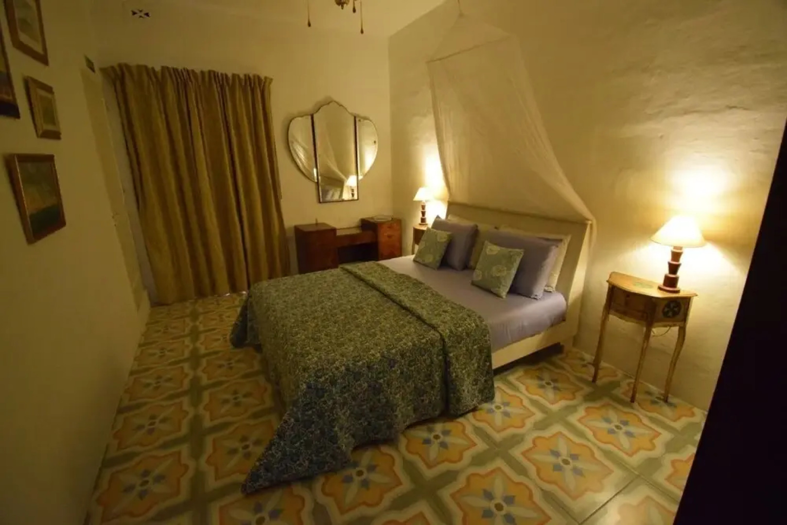 Stylish Maltese Retreat- Stunning Water Views & AC