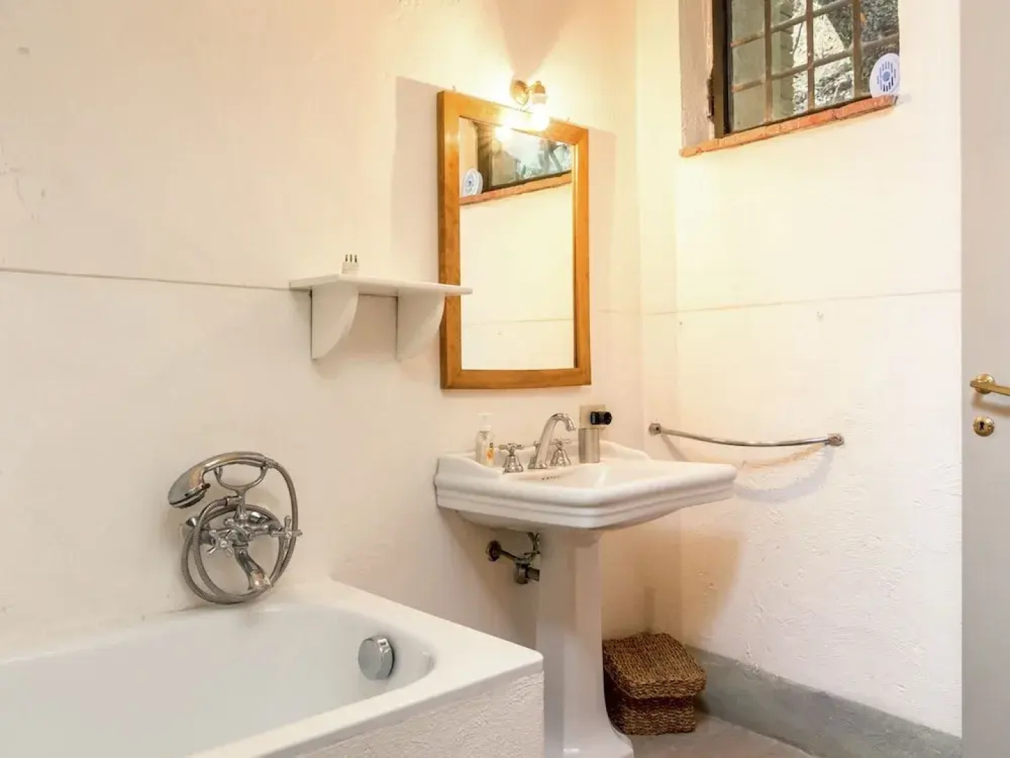 Villa in Rome With Pool & Garden