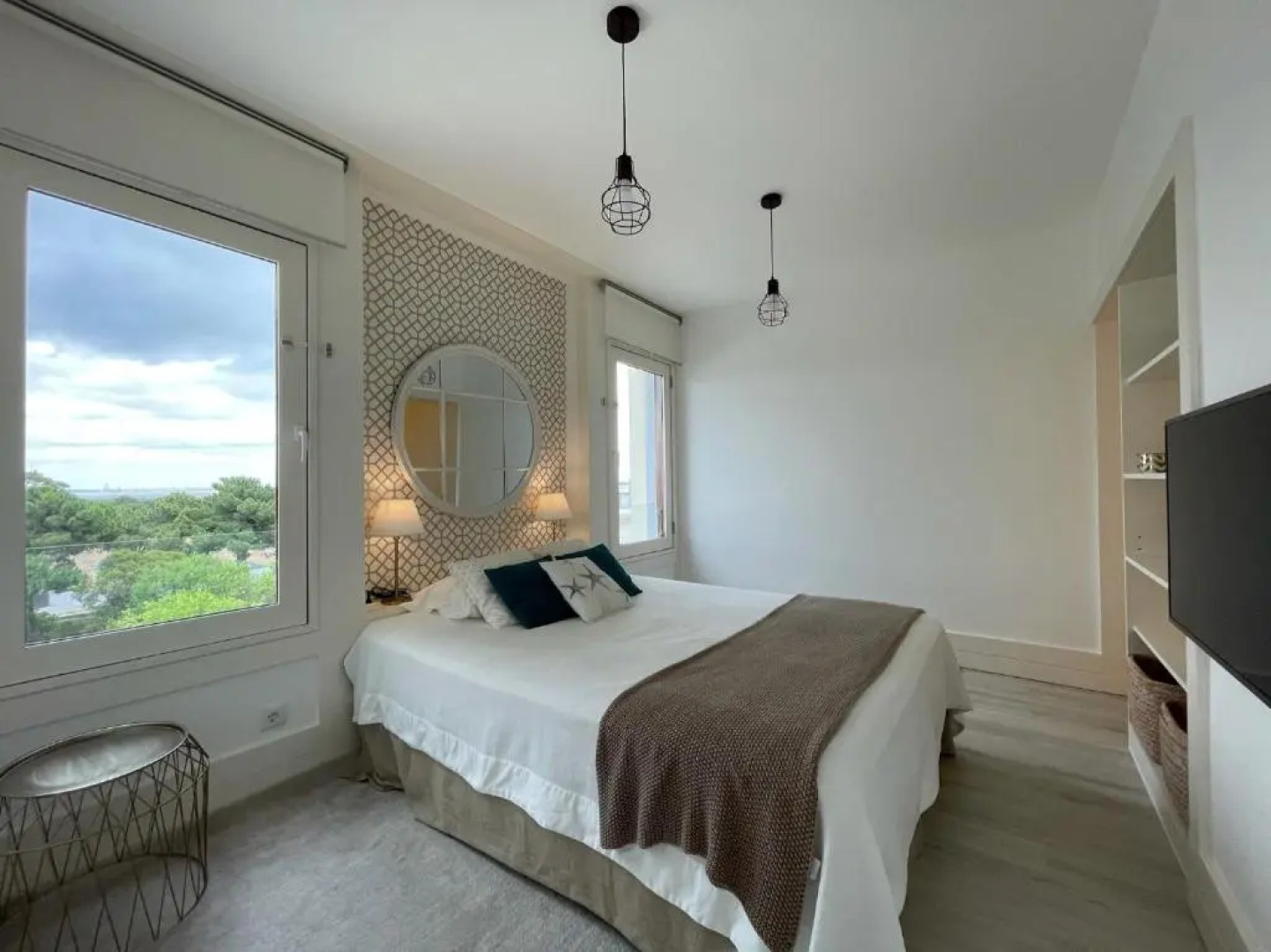 Beautiful Penthouse Apartment With Terrace - 4 Minute Walk to the Beach