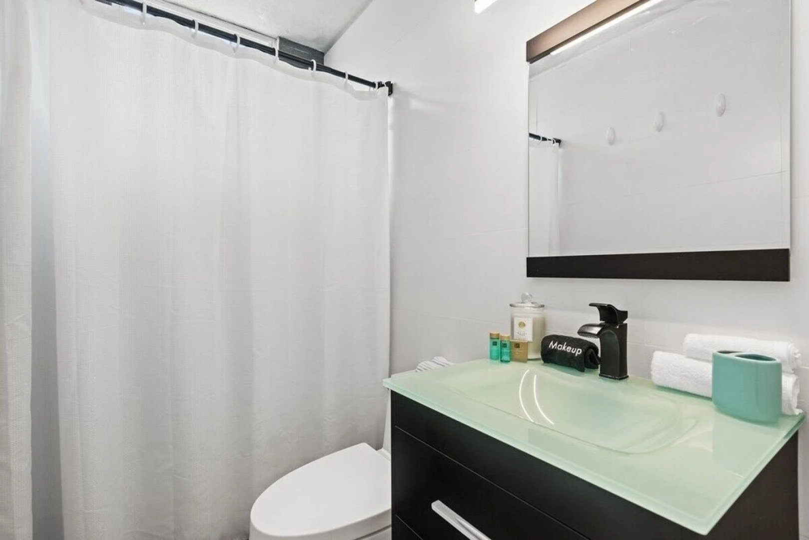 Walk to Beach or Swim in the Pool, 4 Bedrooms 4 Home by Redawning