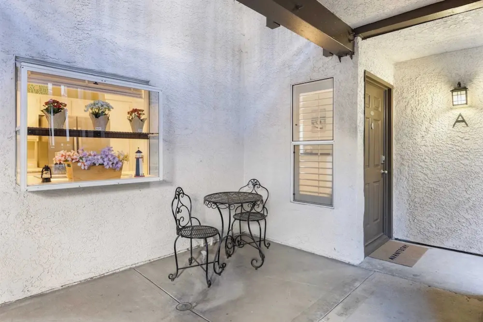 Walk to Beach Pool, Hot Tub, Private Patio, Parking Seabreeze Retreat