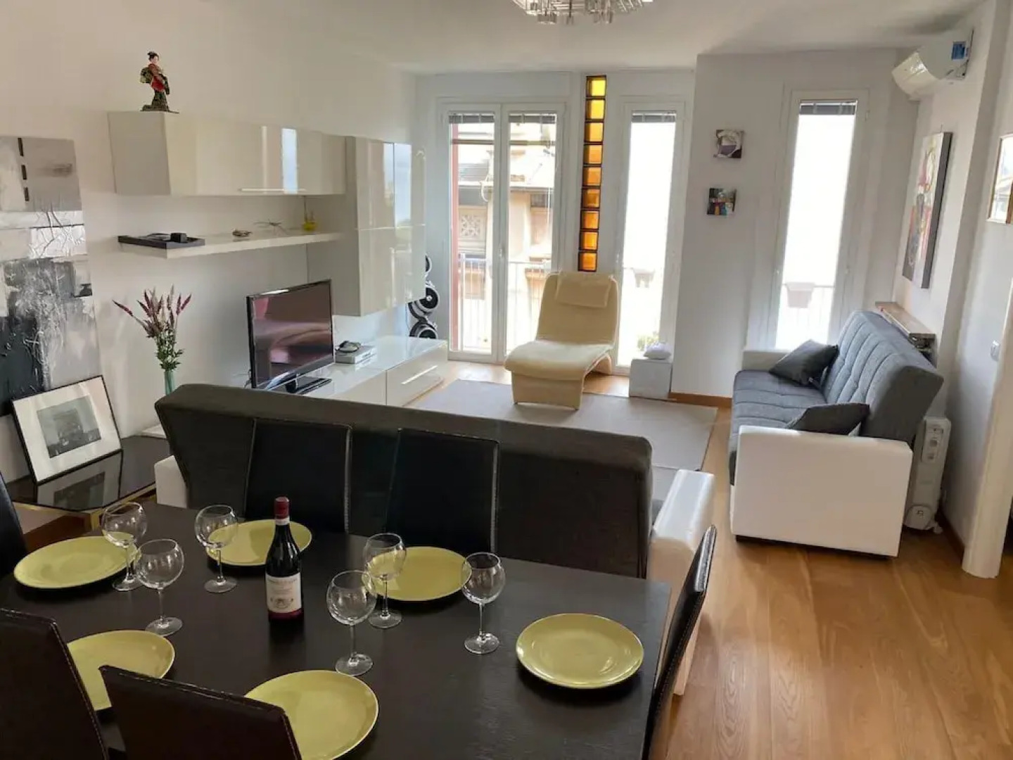 Elizaveta Apartment With Lake View and Terrace