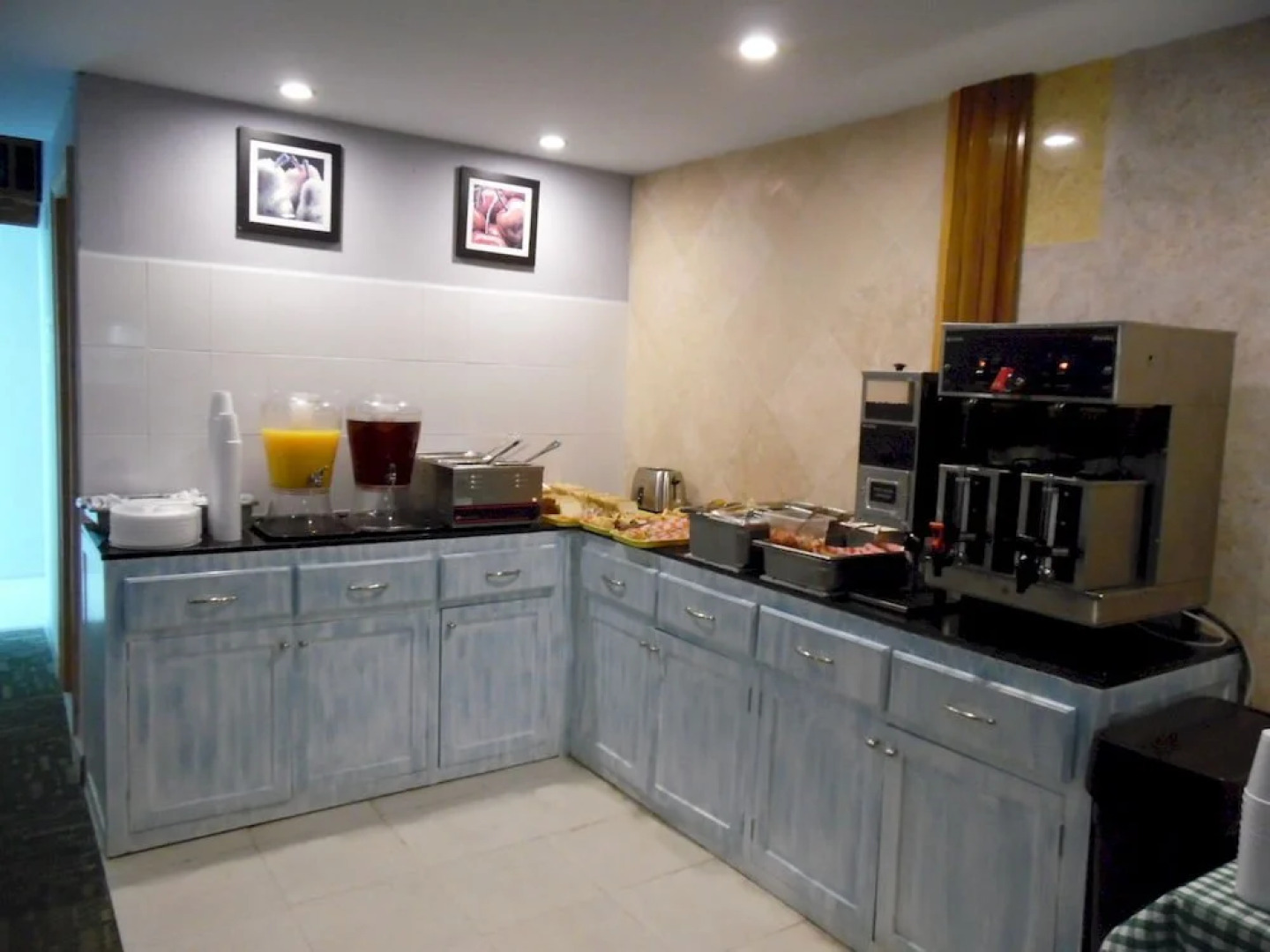 El Cantil Condominiums