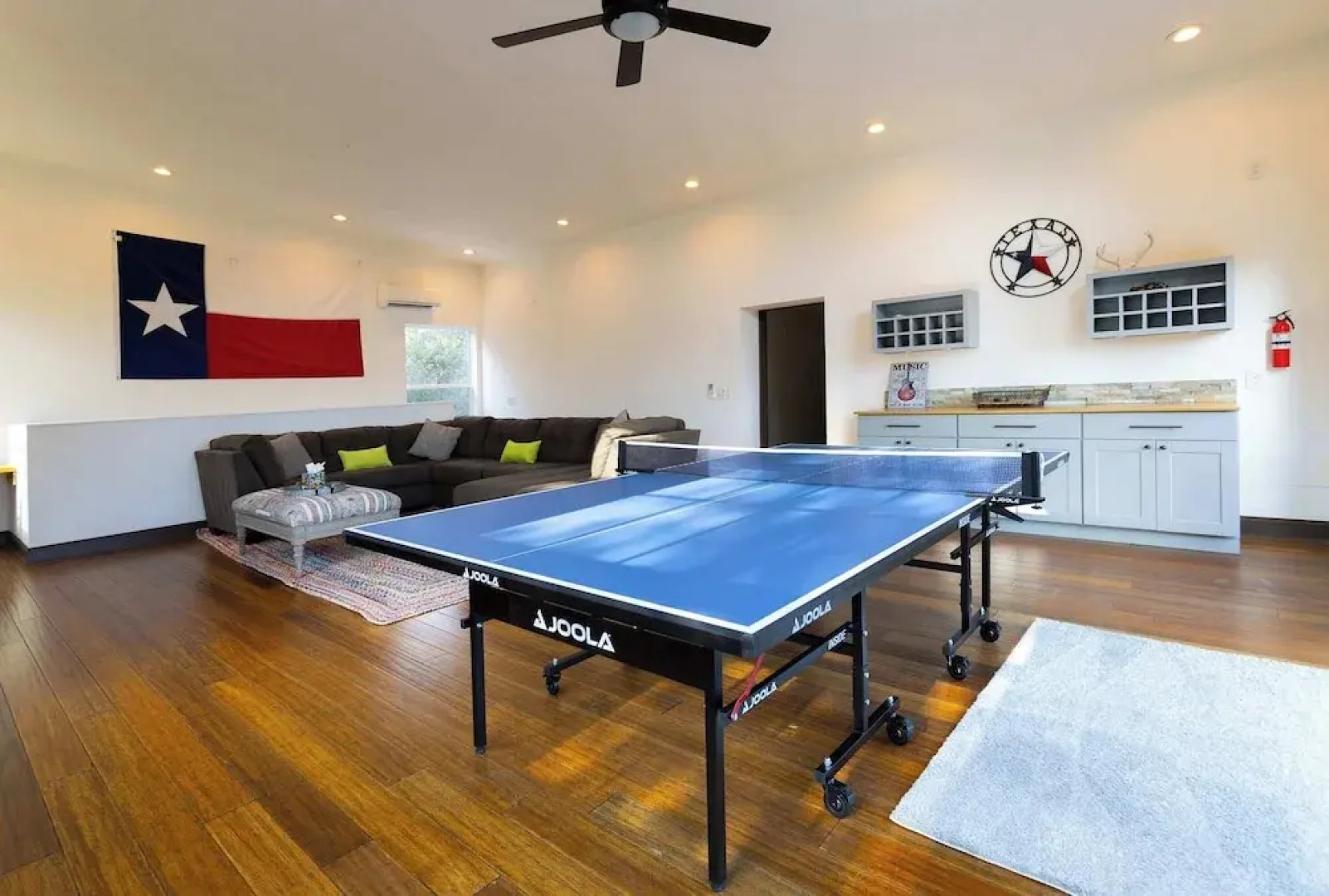 Willie's Hill Country Hideaway - Stay for 8 With Hot Tub & Fire Pit