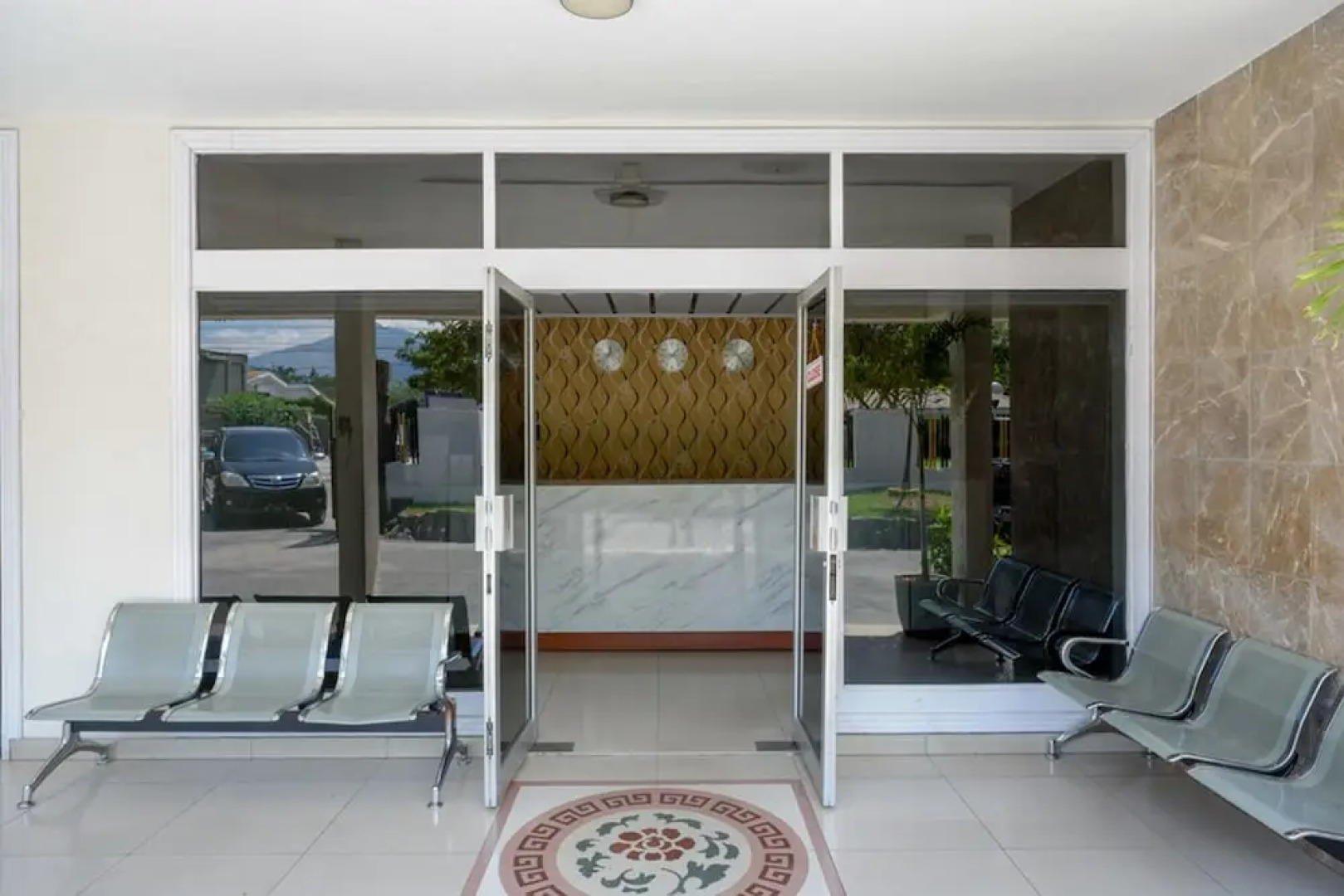 RedDoorz Plus @ Alam Raya Hotel