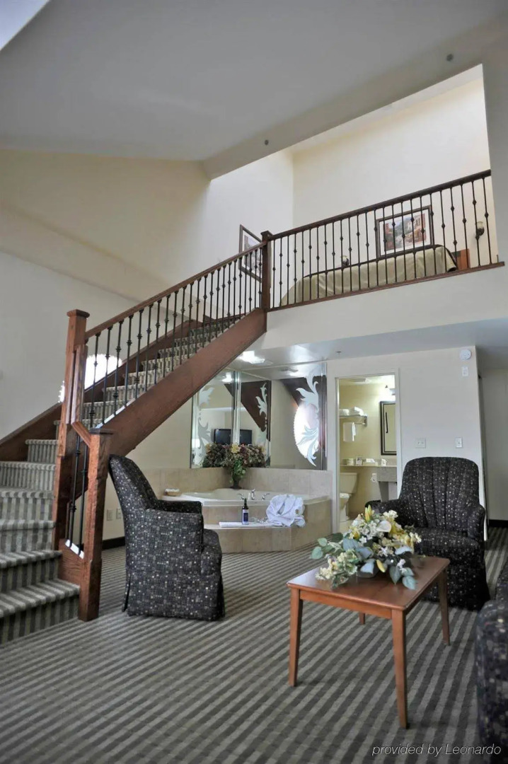 Monte Carlo Inn Barrie Suites