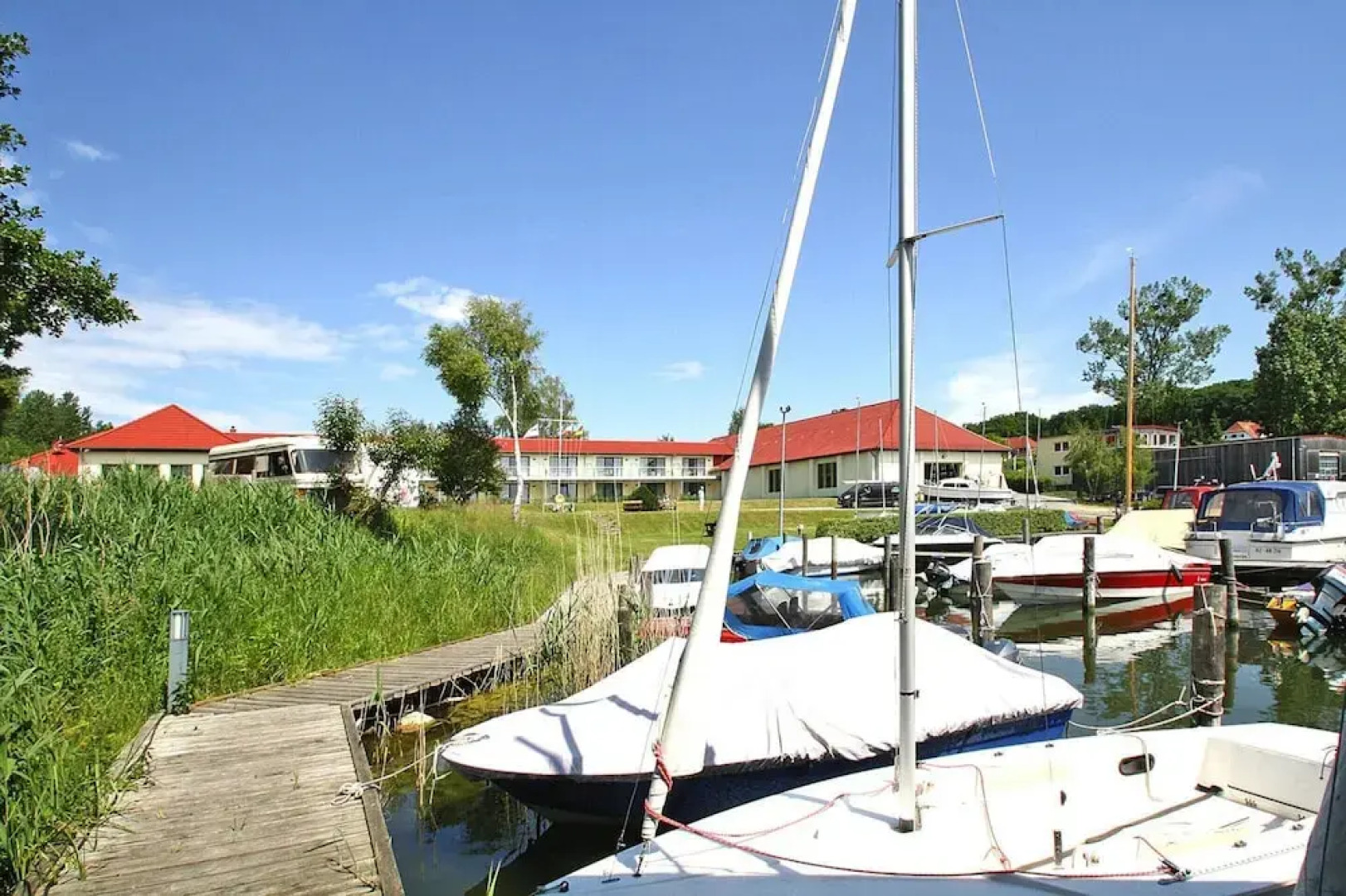 Aparthotel by Lake Heidensee With Boat Rentals