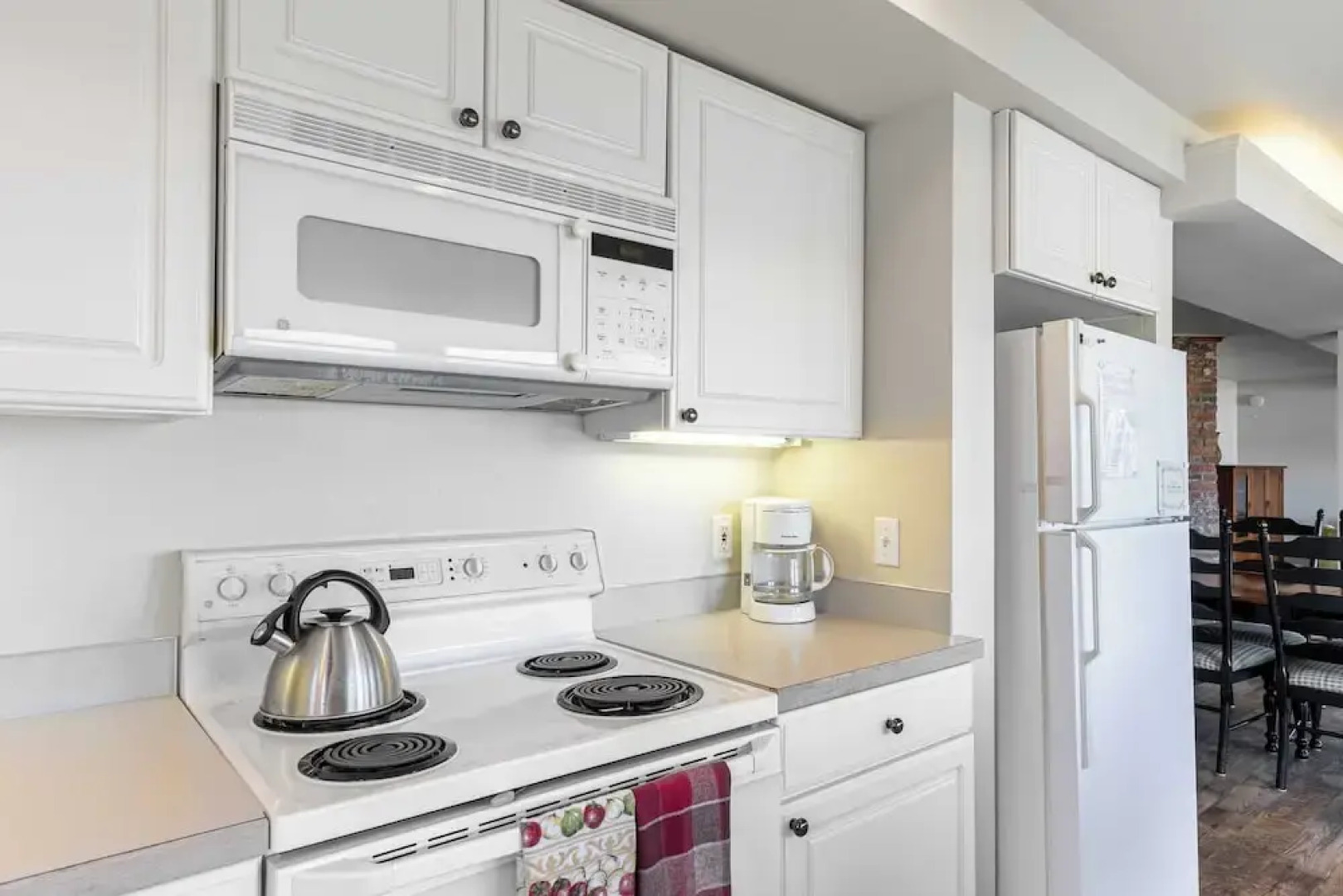 Private Beach Access + Water Views! Sleeps 18, Historic 6bdr Farmhouse w/ Deck