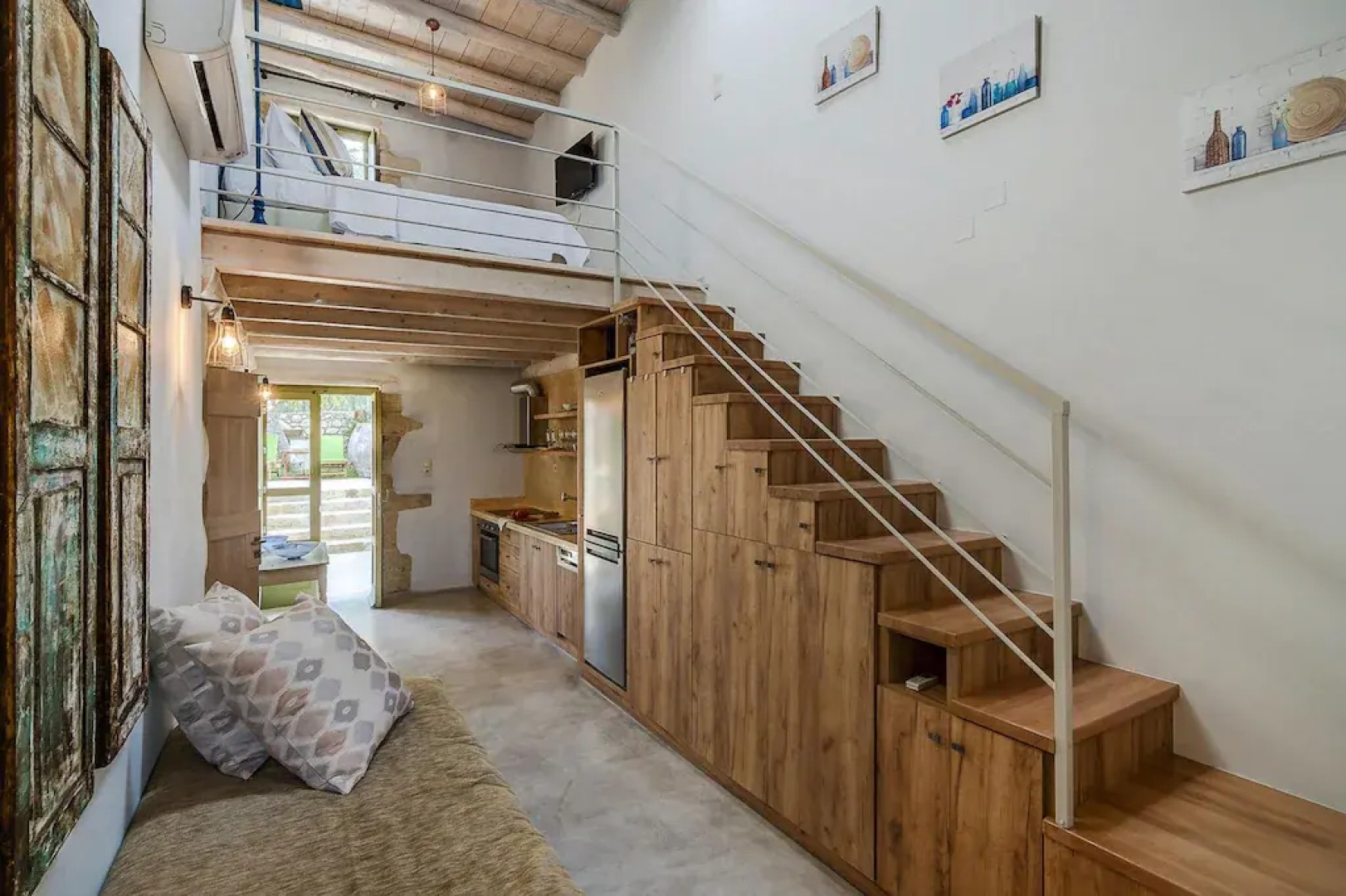 Holiday House, Castellos