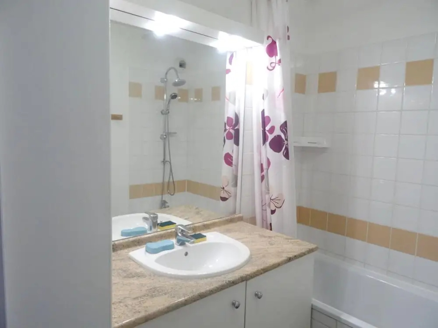 Apartment With 2 Bedrooms in Villeneuve-lès-avignon, With Pool Access,