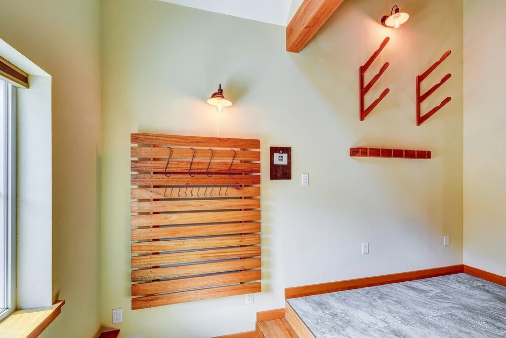 Onemish Lodge - Five Bedroom Home with Mountain View