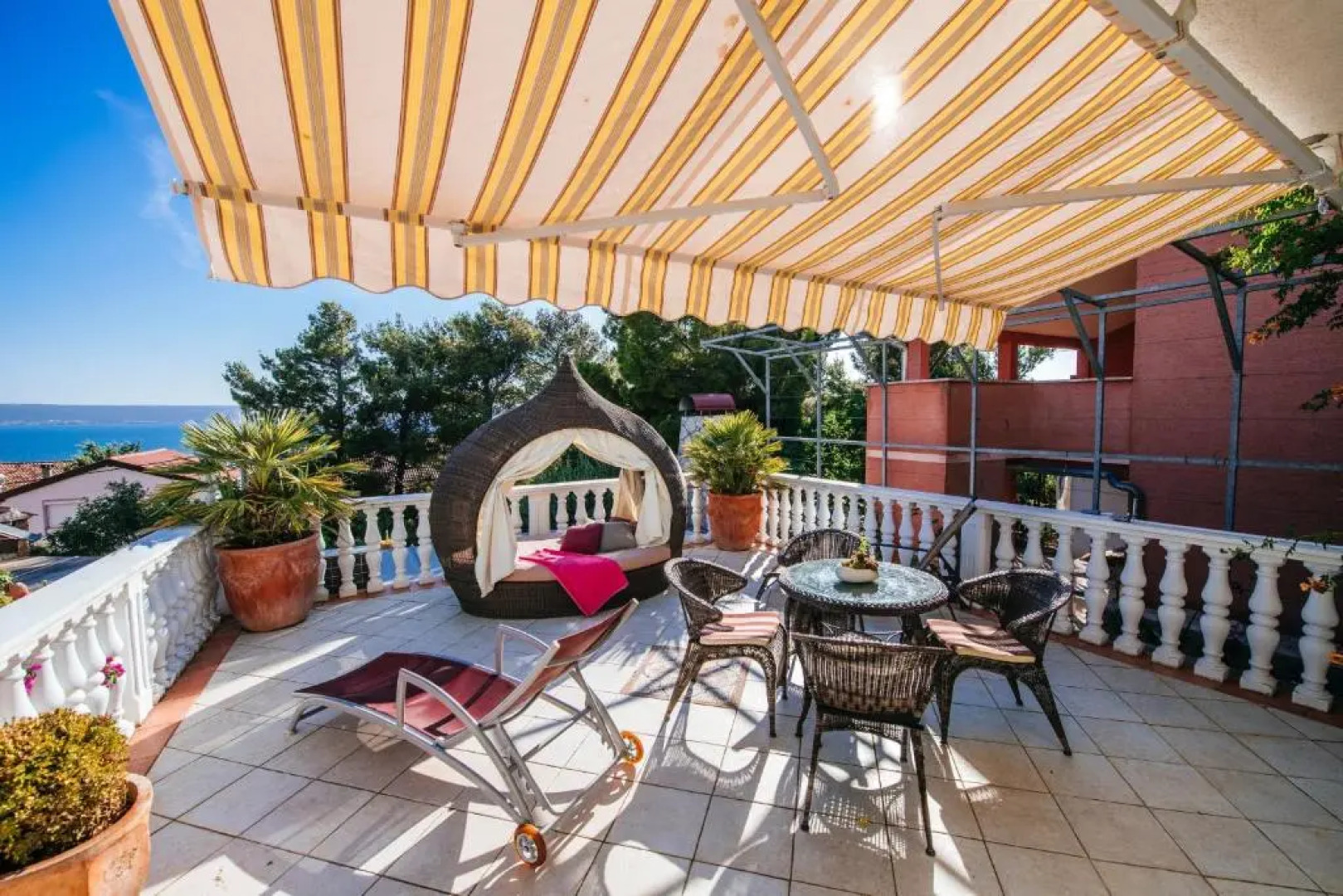 Poolicluded Holiday House Halic