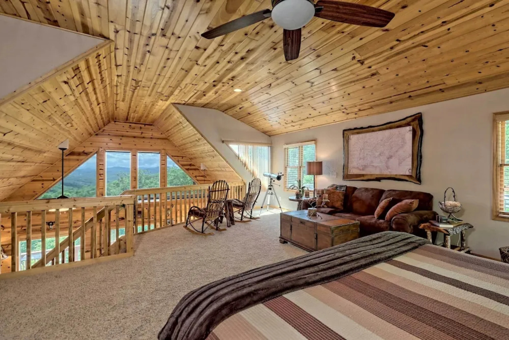 Spacious 'eagle's View' Luxury Cabin w/ Views