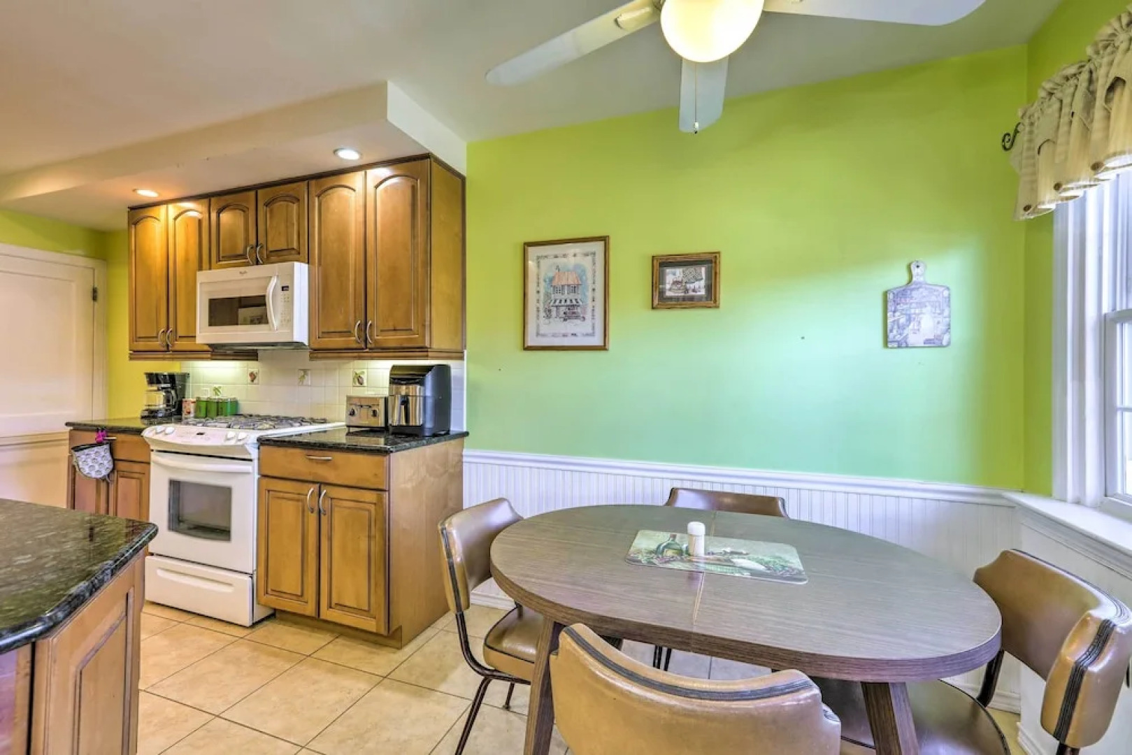 Yeadon Townhome w/ Porch, 7 Mi to Center City