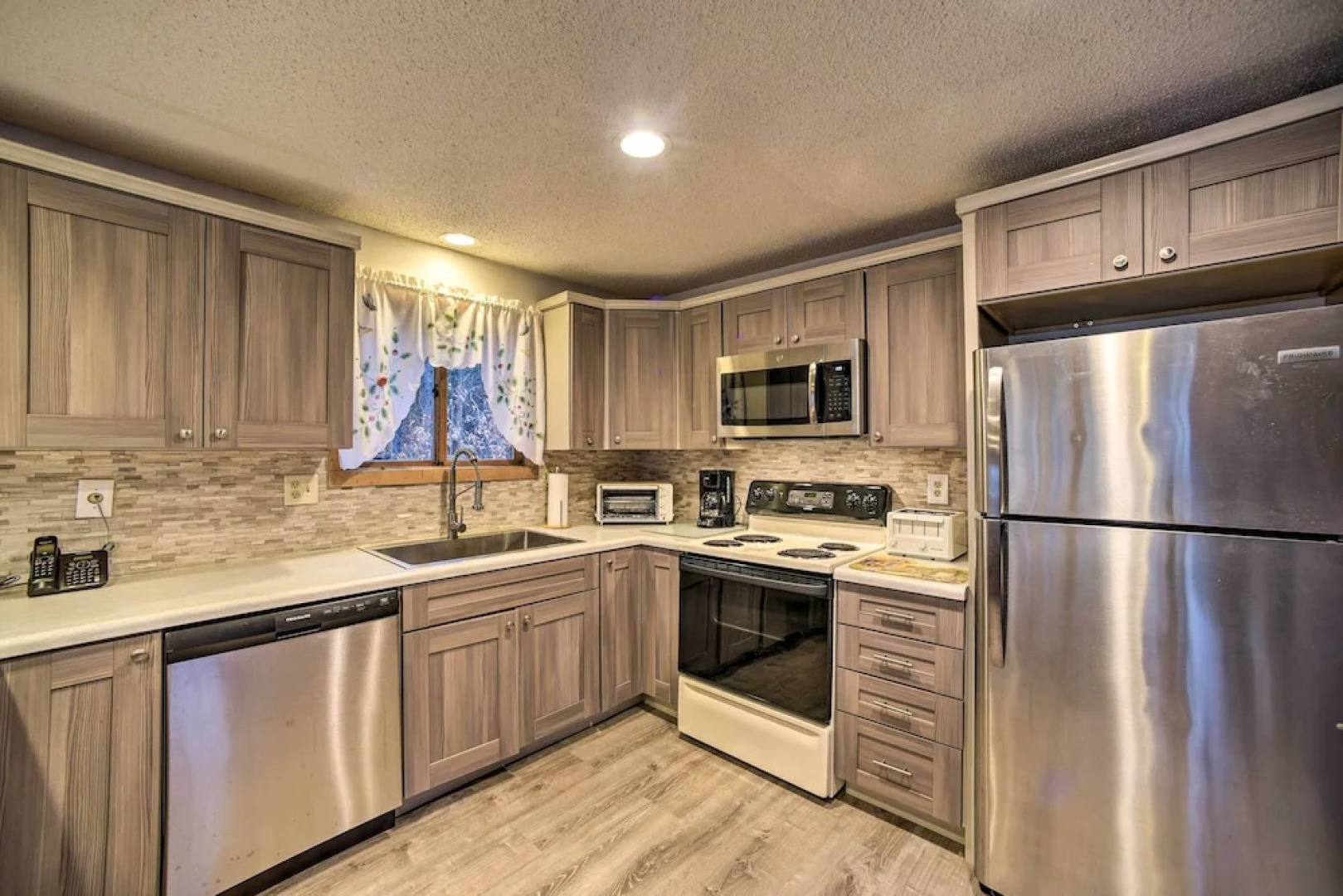 Cozy Mountain Retreat w/ Deck ~ 3 Mi to Mount Snow