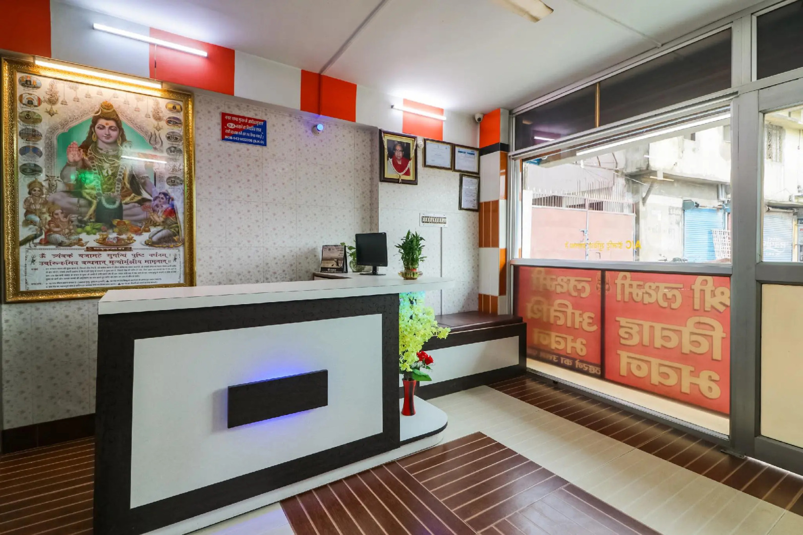 SPOT ON 46580 Laxmi Atithi Bhawan