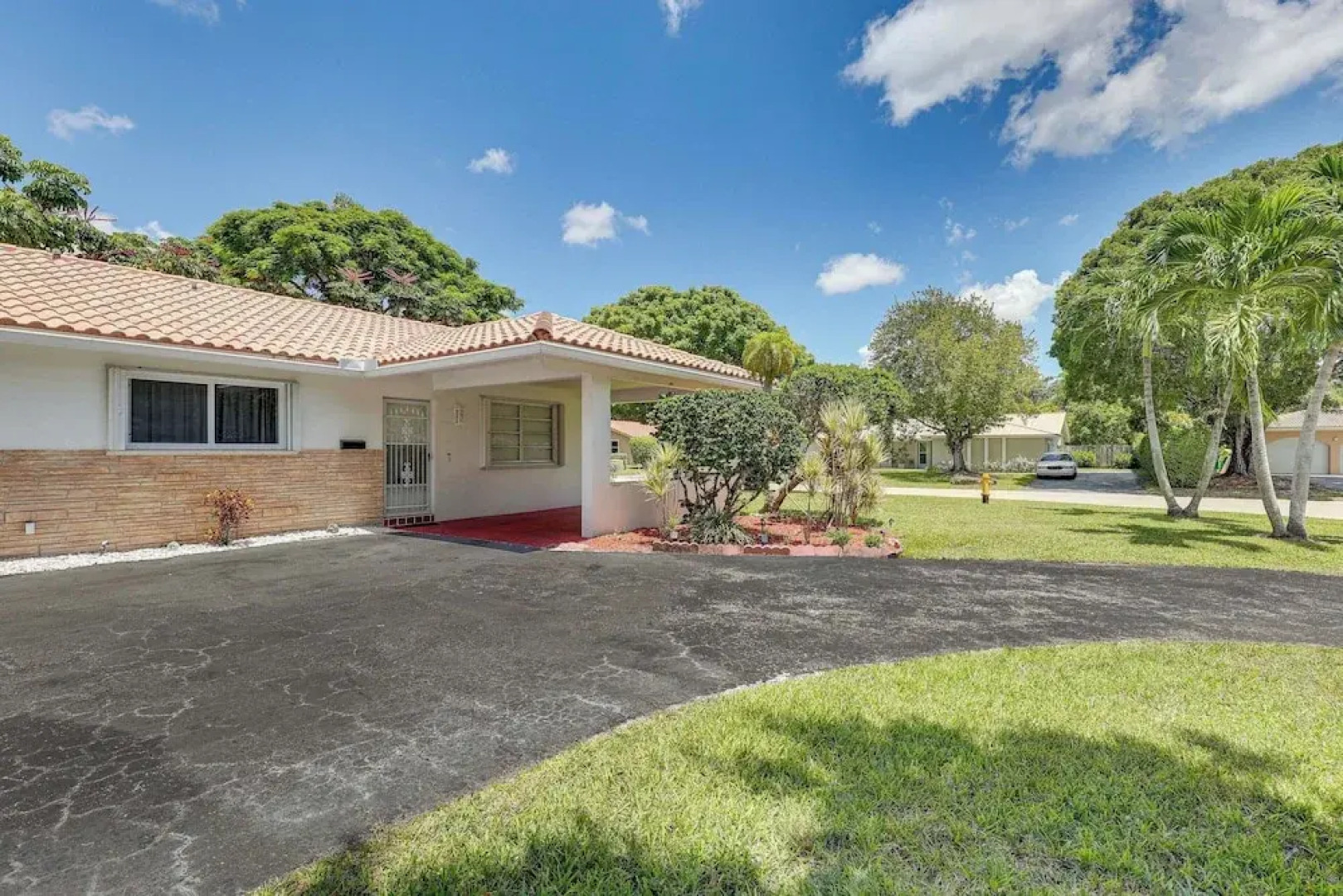 Walk to City Center: Modern Coral Springs Getaway