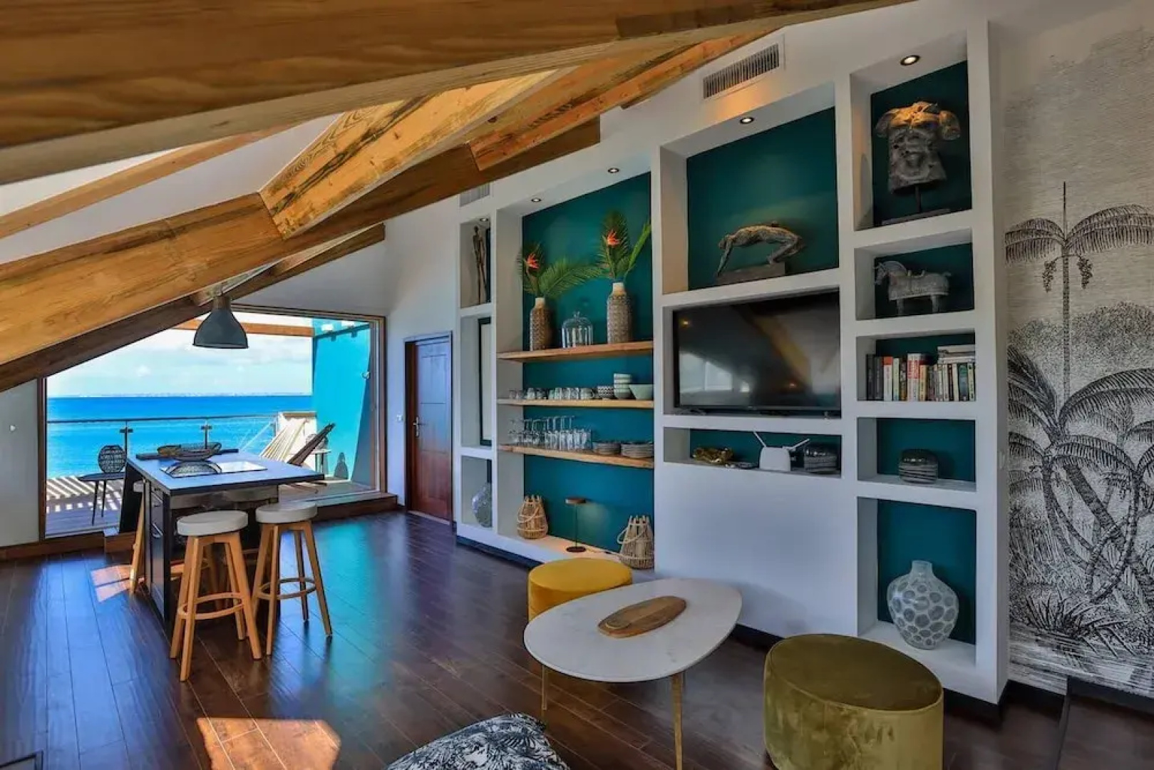 Remarkable 2-bed Apartment in Grand Case