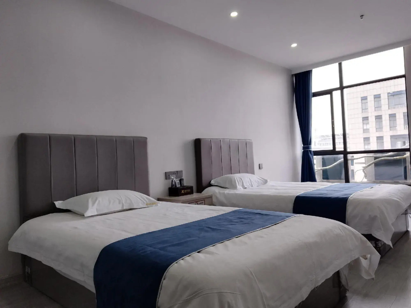 Xingyue Crystal Hotel (Wuhu Dongfang Shenhua Shop)